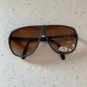 Vintage UV aviator-style sunglasses